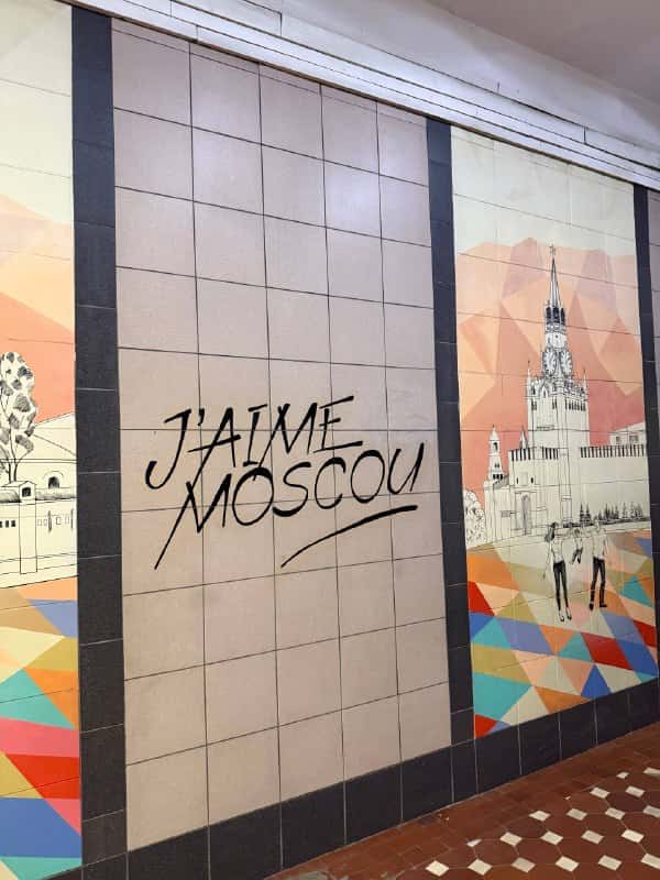 🇷🇺 Dans le métro de Moscou, je suis tombé sur ce mur : du carrelage beige, une fresque colorée de la place Rouge et du
